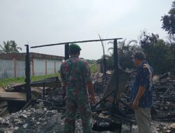 Rumah Warga Terbakar, Babinsa Koramil 01/Bangko Gerak Cepat Bantu Padamkan Api