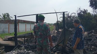 Rumah Warga Terbakar, Babinsa Koramil 01/Bangko Gerak Cepat Bantu Padamkan Api