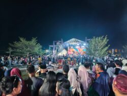Jaran Kepang Bikin Gempar, Ribuan Pengunjung Padati Pasar Malam Batu Enam