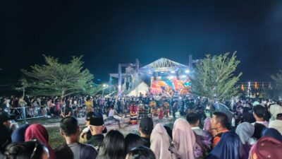 Jaran Kepang Bikin Gempar, Ribuan Pengunjung Padati Pasar Malam Batu Enam