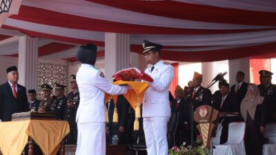 Dandim 0321/Rohil Hadiri Upacara Penurunan Bendera HUT ke-81 RI Tingkat Kabupaten Rokan Hilir