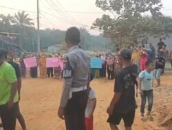 Aksi Tersebut Menjadi Bentuk Protes Spontan Warga Yang Kembali Mengeluhkan Kondisi Jalan lintas Bagan Batu–Tanjung Medan Yang Rusak Dan Berdebu