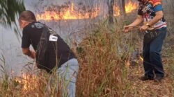 Polresta Tanjungpinang Bersama Petugas Damkar Padamkan Kebakaran Lahan Kosong Seluas 4 Hektare di Dompak