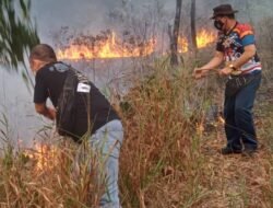 Polresta Tanjungpinang Bersama Petugas Damkar Padamkan Kebakaran Lahan Kosong Seluas 4 Hektare di Dompak